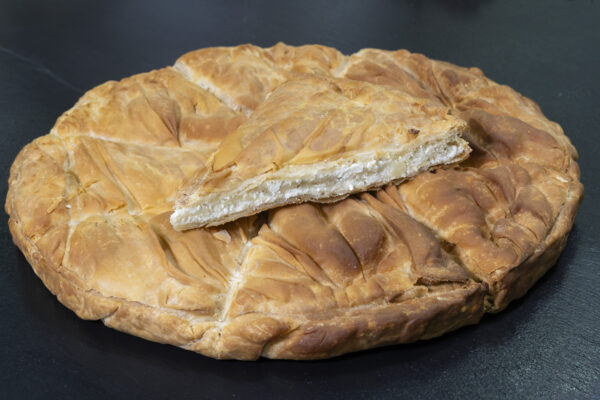 8ΑΡΑ ΣΤΡΟΓΓΥΛΗ ΤΥΡΟΠΙΤΑ ΤΑΨΙΟΥ